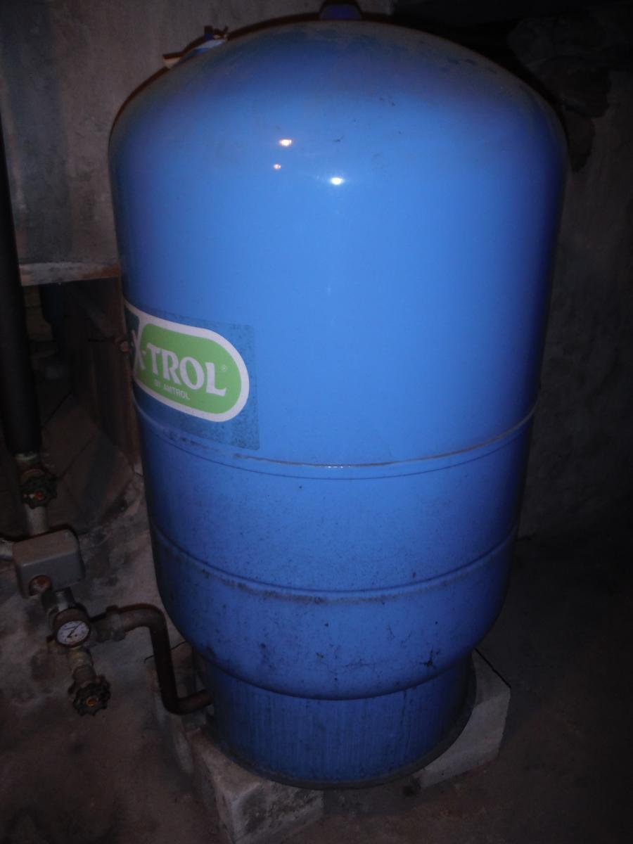 Pressure tank for well